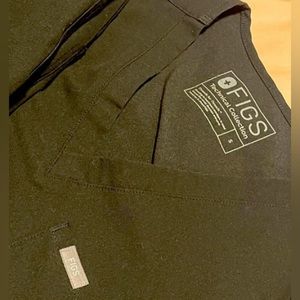 Black figs scrub top